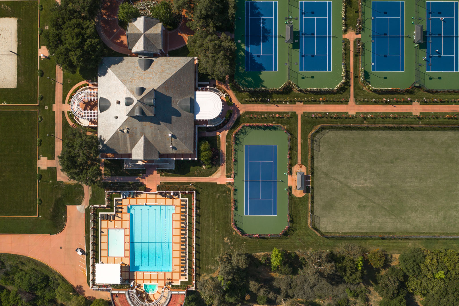 Lake Sherwood pool and tennis facility